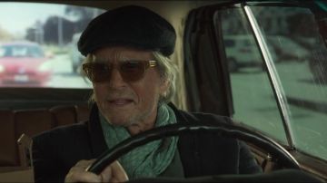Les lunettes de soleil portées par Sandy Kominsky (Michael Douglas), comme on le voit dans Le Kominsky Méthode S01E01