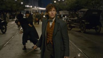 The wool coat worn by Norbert Dragon (Eddie Redmayne) in The fantastic animals : The crimes of Grindelwald