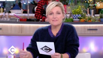 Le pull bleu col lurex de Anne-Élisabeth Lemoine dans C à Vous du 20 novembre 2018