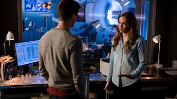 La camisa vaquera usada por Caitlin Snow (Danielle Panabaker) en Flash S05E06
