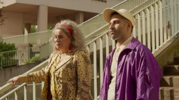 La chaqueta estampada que lleva Monique (Catherine Deneuve) en Weeds