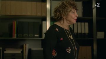 El suéter usado por Arlette Azemar (Liliane Rovère) en Dix pour cent S03E04