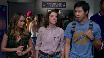 La camisa a rayas con ojos de Nonnie Thomson (Kimmy Shields) en Insaciable S01E06