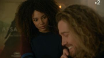 The blue dress and bordeaux to Sofia Leprince (Stéfi Celma) in Ten Percent S03E03
