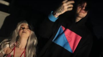 Sudadera con capucha usada por Lil Peep en el video musical suicide de Mackned