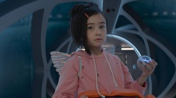 Pink Sweatshirt worn by Meiying (Shuya Sophia Cai) as seen in The Meg
