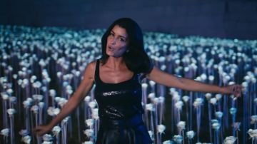 Le débardeur noir col carré en séquins porté par Jenifer dans son clip Fae à ma vie