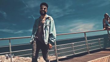 La veste en jean portée par Kikesa dans le clip JE VOUS AIME ❤️ (Afrotrap) (DDH#51)