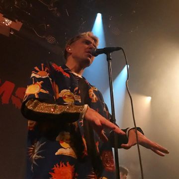 La camisa azul de Jonathan Pierce con estampados de sol en la cuenta de Instagram de @laurentdevoille