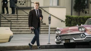 La chaqueta marrón que lleva Jay Singletary (Chris Pine) en I Am the Night Temporada 1