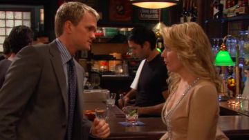 Le look de Claudia (Virginia Williams) dans How I Met Your Mother S01E12