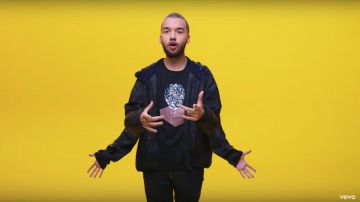 La veste noire de Oli dans le clip Nous aussi 2 de Bigflo & Oli