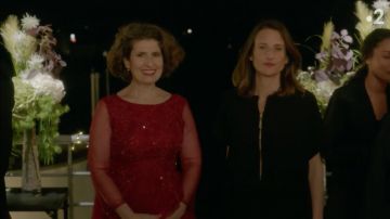 La robe noire à fermeture éclair portée par Andrea Martel (Camille Cottin) dans Dix Pour Cent S03E06