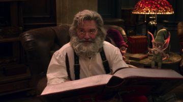 Les bretelles vertes à boucles portées par Santa Claus (Kurt Russell) dans Les Chroniques de Noël