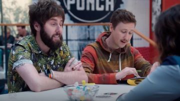Hawaiian t-Shirt Vert avec des singes blancs portés par Chewey (James Buckley) comme on le voit dans je me sens Mal S01E09