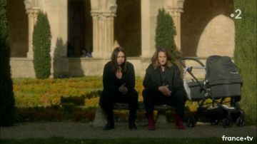 Le manteau oversize à chevrons gris et bordeaux de Andréa Martel (Camille Cottin) dans Dix Pour Cent S03E05