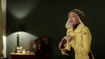 La chaqueta amarilla que lleva Jess (Arielle Dombasle) en My Mother Is Crazy