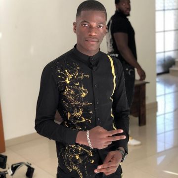 The black shirt and gold KLN Lossa of l2bgang on his account Instagram @kln_lossaa