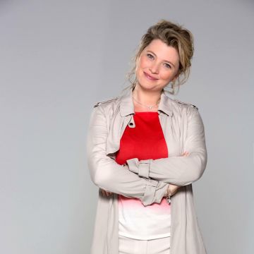 Le pull porté par Cécile Bois dans une photo promotionnelle de Candice Renoir