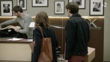 El bolso marrón Camille Valentini (Fanny Sidney) en Ten Percent S03E06