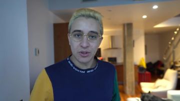 Le t-shirt Anti Social Social Club de Aiekillu dans sa vidéo YouTube Mon boulot en dehors