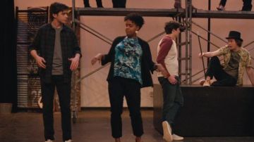 Camisa a cuadros usada por Simon (Nick Robinson) como se ve en Love, Simon