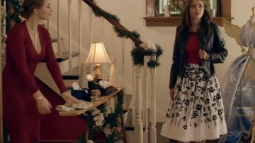 La falda blanca con estampados negros de Kelsey (Jocelyn Hudon) en Matrimonio bajo la nieve