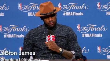La camiseta azul con estampado blanco de LeBron James en el video Lo que dijo LeBron James después de que Cleveland Cavaliers perdiera el Campeonato de la NBA 2015 ante Warriors
