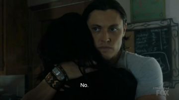 Las tres pulseras usadas por John Proudstar como se ve en The Gifted S01E07