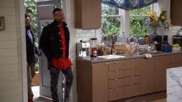 The red shirt worn by Marlon Wayne (Marlon Wayans) in Marlon S02E10