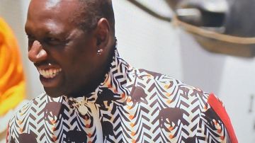 La chaqueta que lleva Omar Sy en el documental Omar Sy, es tu oportunidad