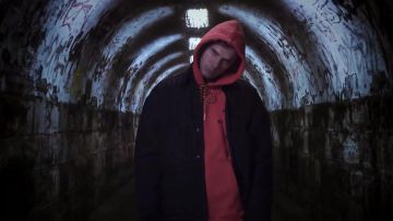 Le sweatshirt à capuche orange de Orelsan dans son clip Rêves bizarres feat. Damso