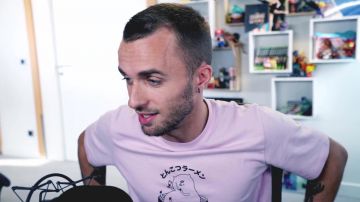 Le t-shirt violet clair à inscriptions en japonais de Squeezie dans sa vidéo YouTube JE NE DEVRAIS PAS EN PARLER