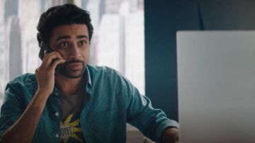 Grey 'Hotel' T-Shirt porté par Rakesh (Suraj Sharma) comme on le voit en Dieu demande d'ami Moi S01E06