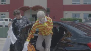 Polo a rayas naranjas y amarillas de Lil Peep en su video musical Awful Things feat. Lil Tracy