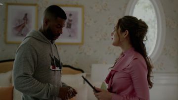 La sudadera con capucha usada por Jeff Colby (Sam Adegoke) en Dynasty S02E07
