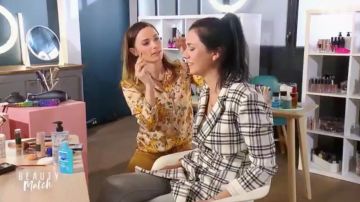 La chemise beige marron rouille jaune de Capucine Anav dans Beauty Match : Le choc des influenceuses