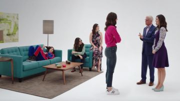 La paire de sneakers portée par Janet (D'Arcy Carden) dans The Good Place S03E09