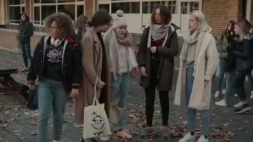 White coat worn by Zoë Loockx (Veerle Dejaeger) as seen in Skam BE