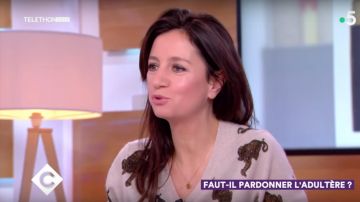 Le pull imprimé léopard de Marion Ruggieri dans l'émission C à vous du 7 décembre 2018