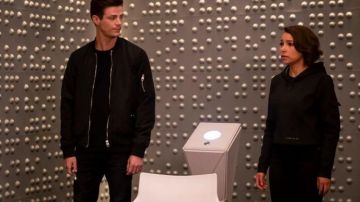 Bombardero negro usado por Barry Allen (Grant Gustin) como se ve en The Flash S05E08
