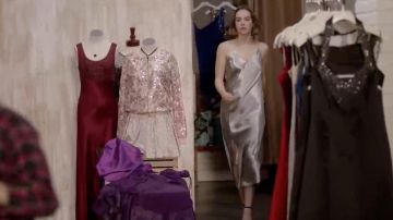 La robe argentée portée par Casey Gardner (Brigette Lundy-Paine) dans la série Atypical (S01E06)