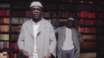 El abrigo gris de Mick Jenkins en su videoclip Padded Locks & Barcelona