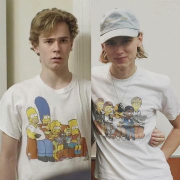 Camiseta de Simpson usada por Henrik Holm como se ve en @evak_isakxeven_ cuenta de Instagram