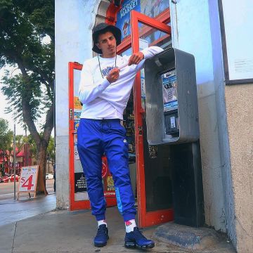 The tracksuit pants Nike blue worn by Premium on his account Instagram