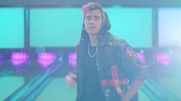 Chaqueta con estampado militar de Jorge Blanco en su clip Escondida
