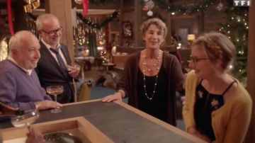 Le gilet marron et turquoise de Marie-Odile Leroy (Isabelle Gélinas) dans Les Chamois S01E06
