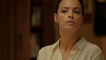 The earrings of Marie (Bérénice Bejo) in The Game
