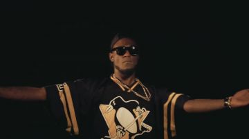 La camiseta de manga corta de Mike Kenli en el video THE NOTICE - DECEIVE HIS MEUF