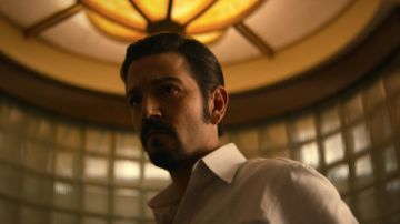 Le chemise blanche de Miguel Ángel Félix Gallardo (Diego Luna) dans Narcos: Mexico S01E09